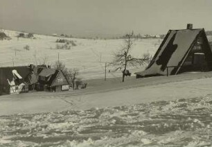 Altenberg-Schellerhau. Unterer Ortsteil von Schellerhau gegen Kirche. Blick von Nordwesten