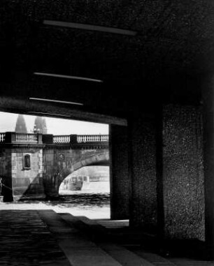 Hamburg-Altstadt. Blick entlang der Pfeiler der 1953 errichteten Neuen Lombardsbrücke (seit 1963 Kennedy-Brücke) Richtung Lombardbrücke