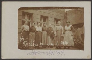 Ansichtskarte Frauen-Gruppenportrait, Teltower Straße 34