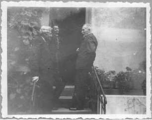 Dresden-Striesen, Borsbergstraße 11. Die Bildhauerin mit ihrem Mann Hans und einem Besucher auf der Treppe zu ihrem Atelier