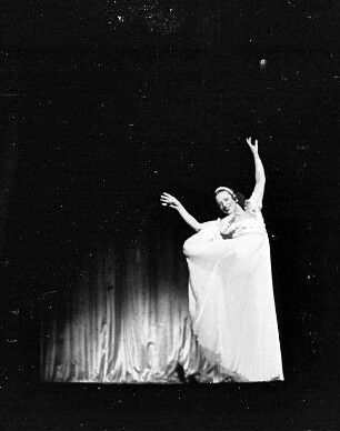 Scala: Miss Mignone; Gelenkigkeitswunder; Bein am Arm