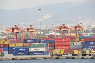 Izmir - Containerhafen : Das Hafengelände, aufgenommen in Izmir am 29. Juni 2010