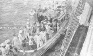 Selbstversenkung des Hochseepassagierdampfers "Columbus" am 19. Dezember 1939, Heimfahrt der älteren Besatzungsangehörigen (54-60 Jahre) vom Internierungslager auf Angel Island, Kalifornien, auf dem italienischen Dampfer "Fella", vollbesetztes Boot legt an der "Fella" an