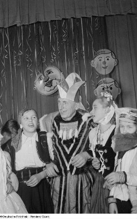 Eine Gruppe kostümierter Kinder und eine Karnevalsprinz bei einer Faschingsfeier im Haus der Pioniere