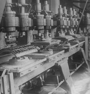 Polieren der Gläser : Technikgeschichte | Technologie | Optische Industrie | Brillen | Emil Busch AG Rathenow