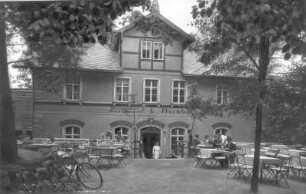 Borsberg (Kreis Dresden), Nr. 24 d. Berghotel und Restaurant Borsberg (1825/1826, Erweiterung 1871). Eingangsseite mit Gästegarten
