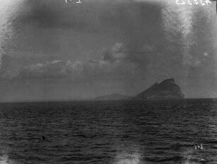 Der Fels von Gibraltar : Blick vom Meer aus auf den Felsen von Gibraltar