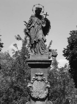 Heiligenfigur auf einem Pfeiler mit Wappen (Johannes von Nepomuk)