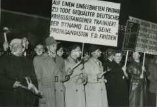Ehemalige Kriegsgefangene demonstrieren in Krefeld gegen Teilnahme sowjetischer Sportler an Eishockeyspielen
