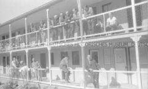 Selbstversenkung des Hochseepassagierdampfers "Columbus" am 19. Dezember 1939, Besatzungsangehörige im Internierungslager auf Angel Island, Kalifornien, auf der Veranda ihrer Unterkunft stehend