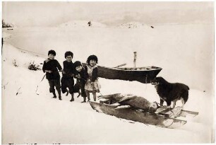 Argentinien: Indio-Kinder beim Einbringen der Jagdbeute (Seehunde)