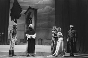 Szenenbilder aus der Komödie "Viel Lärm um nichts" von William Shakespeare im Theater am Schiffbauerdamm in Berlin : Szene mit Viktor Staal (1. von links) und Ursula Meißner (3. von rechts)