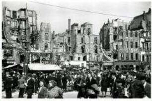 Berlin, Unter den Linden am ersten Mai 1946