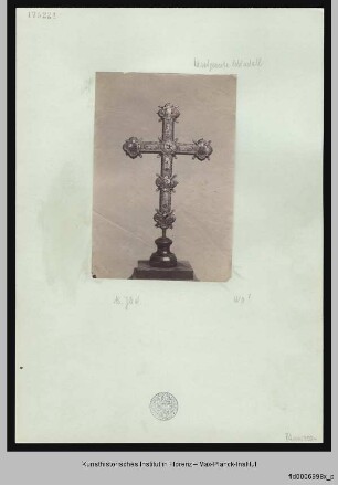 Kreuz in gotischen Formen mit Heiligen, der Geburt Christi und einer Madonnendarstellung