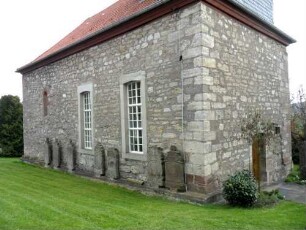 Diemerode-(Evangelische Kirche) - Langhaus von Nordwesten mit verschiedenen Fensterformen sowie Grabsteinen aus dem ehemaligen Kirchhof