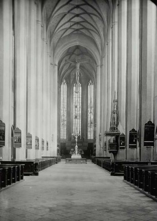 Landshut, Stadtpfarrkirche : Landshut. Stadtpfarrkirche St. Martin. Inneres nach Osten