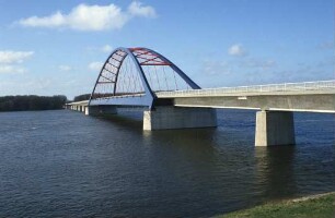 Straßenbrücke bei Dömitz / Elbe