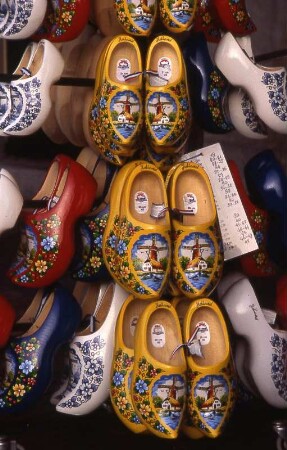 Delft - Bemalte Holzschuhe : Bemalte Holzschuhe. Aufgenommen 2001 in Delft