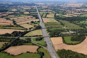 Bundesautobahn 1: Luftbild: Kreuz Bargteheide in Richtung Nordosten, links Bundesautobahn A21