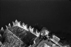 Malcesine: Gardasee, Blick vom Turm des Castello herunter auf Zinnen und See