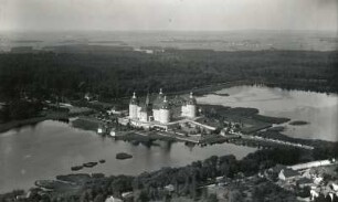 Moritzburg. Schloss Moritzburg (1723-1733; M. D. Pöppelmann). Luftbild-Schrägaufnahme von Südwest