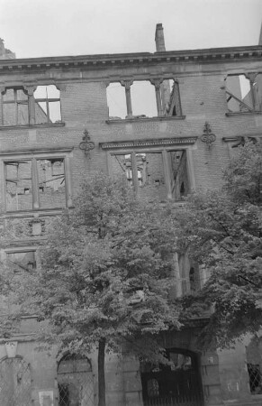 Zerstörte Synagoge in der Oranienburger Straße und Mitglieder der Jüdischen Gemeinde