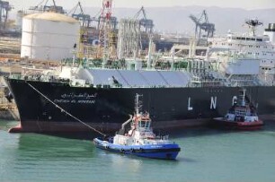 Barcelona - Ölhafen : Ein Schlepper bugsiert den Öltanker "Cheikh el Mokrani" im Ölhafen. Aufgenommen am 16. Oktober 2009 in Barcelona