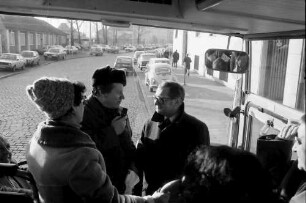 Nürnberg: Gruppe mit Präsident Bubel im Bus; Gespräch mit Reiseleiter