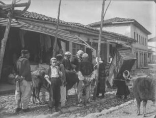 Basar : Personen vor einem Geschäft des Basars von Shkodra