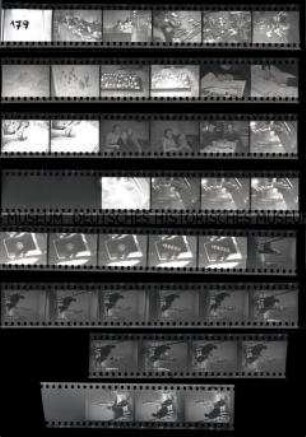Schwarz-Weiß-Negative mit Aufnahmen aus Rostock, mit Herstellung von Fischlandschmuck, sowie Aufnahmen aus der städtischen Schauspielschule