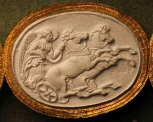 Victoria lenkt ihren zweispännigen Wagen (Daktyliothek, Erstes Mythologisches Tausend)