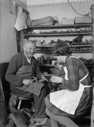 Schuhmacher : Portrait eines Schuhmachers in seiner Werkstatt