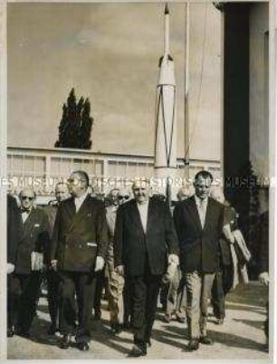 Ludwig Erhard eröffnet die Deutsche Industrie-Ausstellung 1956 in Berlin