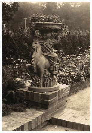 Ausstellungsgarten Jubiläums-Gartenbau-Ausstellung 1926, Dresden: Detail: Blumentopftragende Plastik