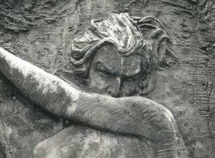 Grabmal für den Bildhauer Josef Mauder : Bílek, František: Grabmal für den Bildhauer Josef Mauder. Sandstein. Detail: Teilansicht des Reliefs. Prag-Královské Vinohrady, Olšaner Friedhof