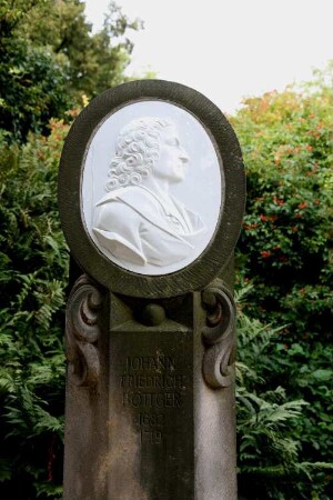 Denkmal für Johann Friedrich Böttger : Denkmal für Johann Friedrich Böttger. Sandstein, Meißner Porzellan (1982; P. Makolies). Porträtmedaillon. Dresden-Altstadt, Brühlsche Terrasse