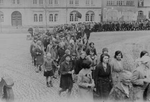 Demonstration in Raschau zum 1. Mai 1930 : Schwarzenberg. Demonstration in zum 1. Mai 1930, im Hintergrund Hotel "Sächsischer Hof"