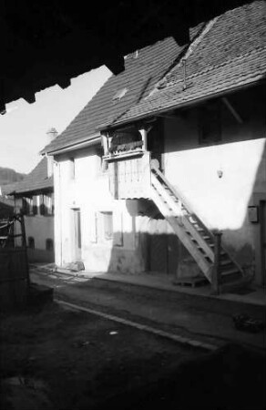 Lörrach, Tumringen: Altes Haus mit Holztreppe zum Erker