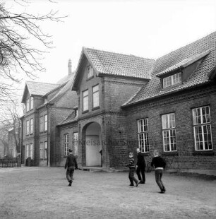 Tremsbüttel-Dorf: Volksschule: Schulhof mit vier Schulkindern