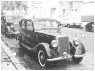 Mercedes-Benz am Straßenrand