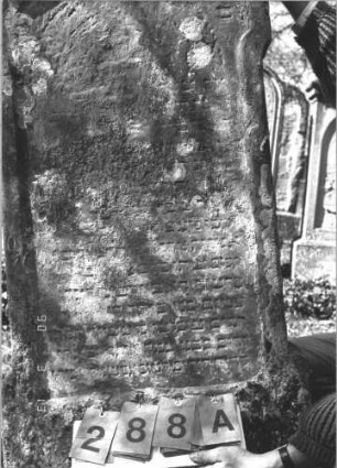 Grabstein 288 (Index: 99786538) Zustand: großer Teil abgeblättert, Rest z. T. stark verwittert Maße HxBxT: 139x67x15 cm: Grabstein 288A