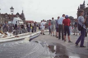 Dresden. Elbe-Hochwasser August 2002. Fluthelfer auf dem Theaterplatz