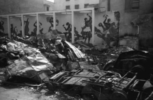Bukarest: Bomben auf Bukarest, Transnistrien-Verkaufsladen, zerstört, Hintergrund Wandmalerei