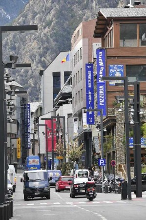 Andorra la Vella - Straßenverkehr : Straßenverkehr, aufgenommen im Geschäftszentrum der Hauptstadt Andorra la Vella am 17. April 2012