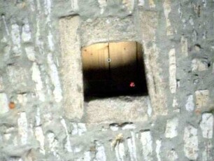 Stadtbefestigung - Stadttor (oberes Tor)-Durchfahrt - Mordloch im Deckengewölbe im Detail
