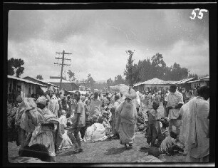Addis Abeba (Äthiopien): Menschenmenge auf einem Platz zwischen niedrigen Häusern ("der Markt")