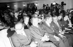 22. Tagung 1972 Mediziner; Eröffnung, Sitzreihen: 1. Reihe: Frau Steurer, H. Keßler, Willy Brandt, Oberbürgermeister Steurer, Ph. Held, [frau Held ?]