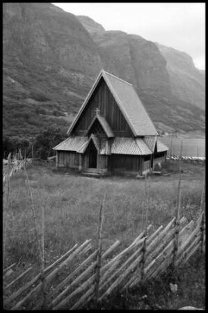 Øye: alte turmlose Holzkirche, am Vangsmjøse
