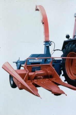 Fotografie: Ernteverfahren, Feldhäcksler angebaut, Maissilage, Maisgebiss, Scheibenradfeldhäcksler