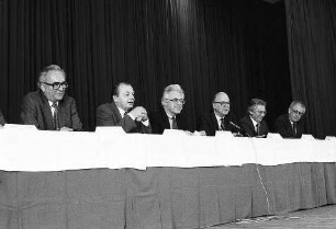 Freiburg im Breisgau: Wirtschaftsminister Dr. Rudolf Eberle bei einer Podiumsdiskussion zur Lehrstellensituation und Jugendarbeitslosigkeit